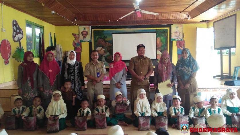 DINAS PANGAN DAN PERIKANAN MELAKUKAN SOSIALISASI MEMASYARKATKAN MAKAN IKAN PADA TK AISYAH PULAU PUNJUNG