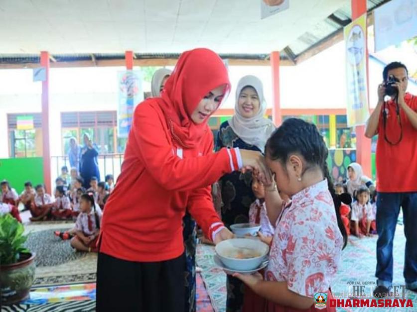 Impementasikan Gemar Makan Ikan dalam Kurikulum PAUD, Ny. Dewi St. Riska Bagikan Bakso Ikan Tuna