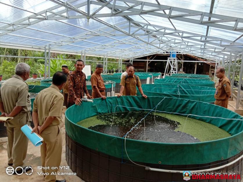 KEPALA DINAS PANGAN DAN PERIKANAN BERSAMA PERWAKILAN DARI DINAS KOPERINDAG MELAKUKAN MONITORING TERHADAP CALON PENERIMA BANTUAN EXCAVATOR