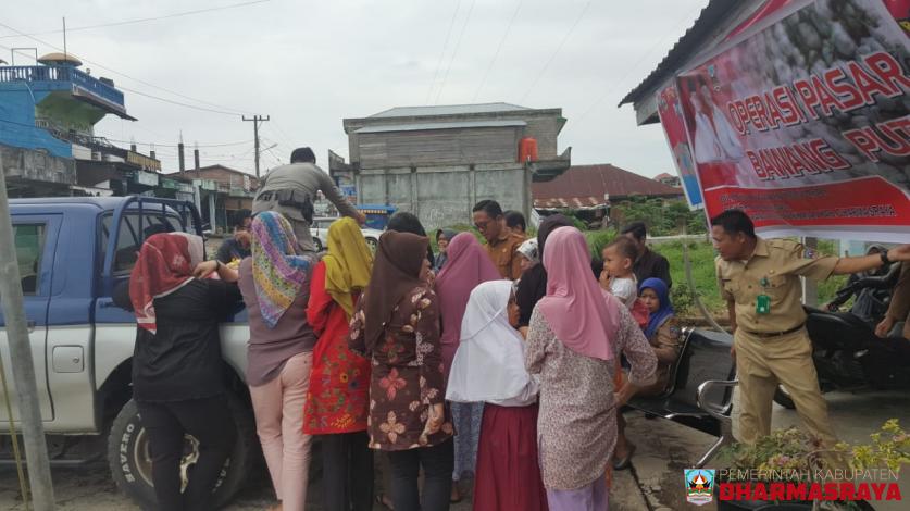 OPERASI PASAR BAWANG PUTIH DI GELAR DINAS PANGAN DAN PERIKANAN BERSAMA TIKO TANI INDONESIA CENTER (TTIC) DINAS PANGAN PROVINSI UNTUK KESTABILAN HARGA DI PASARAN
