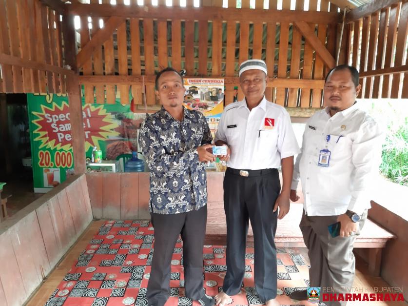 PENYERAHAN KARTU ASURANSI PERIKANAN KEPADA PEMBUDIDAYA IKAN OLEH KEPALA DINAS PANGAN DAN PERIKANAN